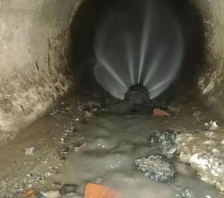 十月田镇市政管道清淤