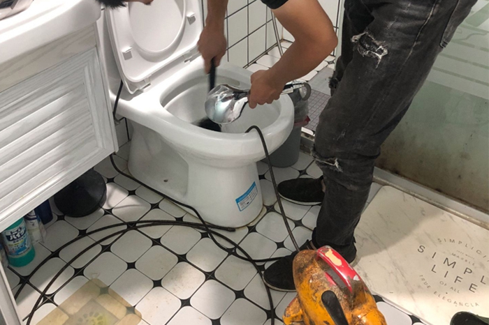 十月田镇疏通下水道