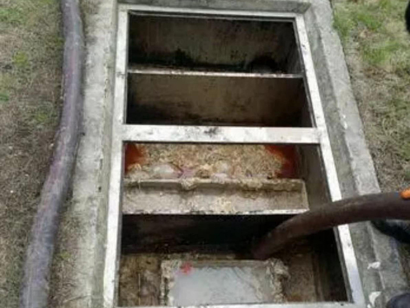 十月田镇隔油池清理