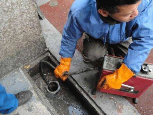 十月田镇疏通下水道