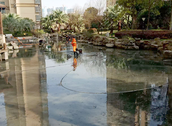 十月田镇景观池淤泥清理