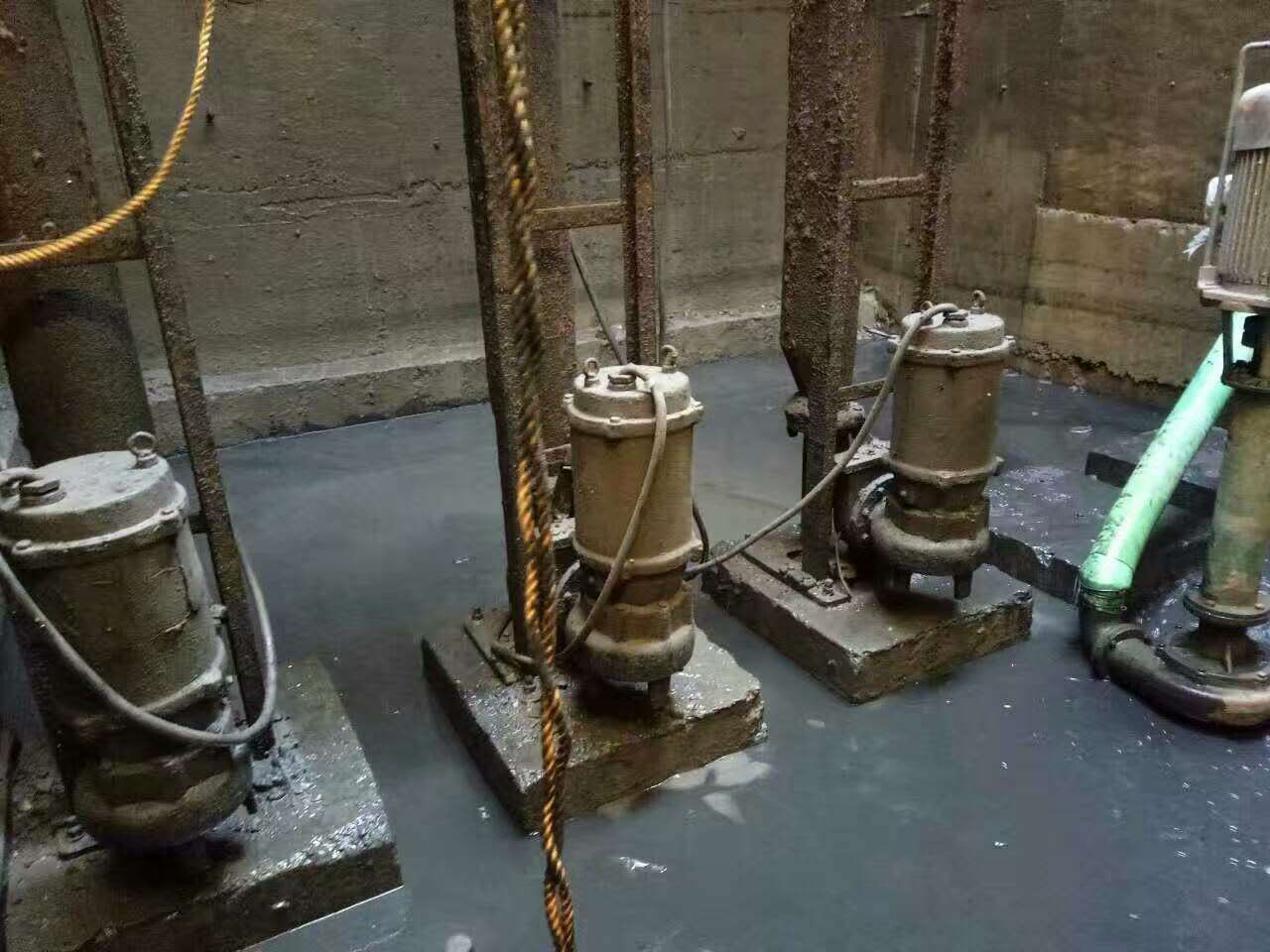 十月田镇污水池清理