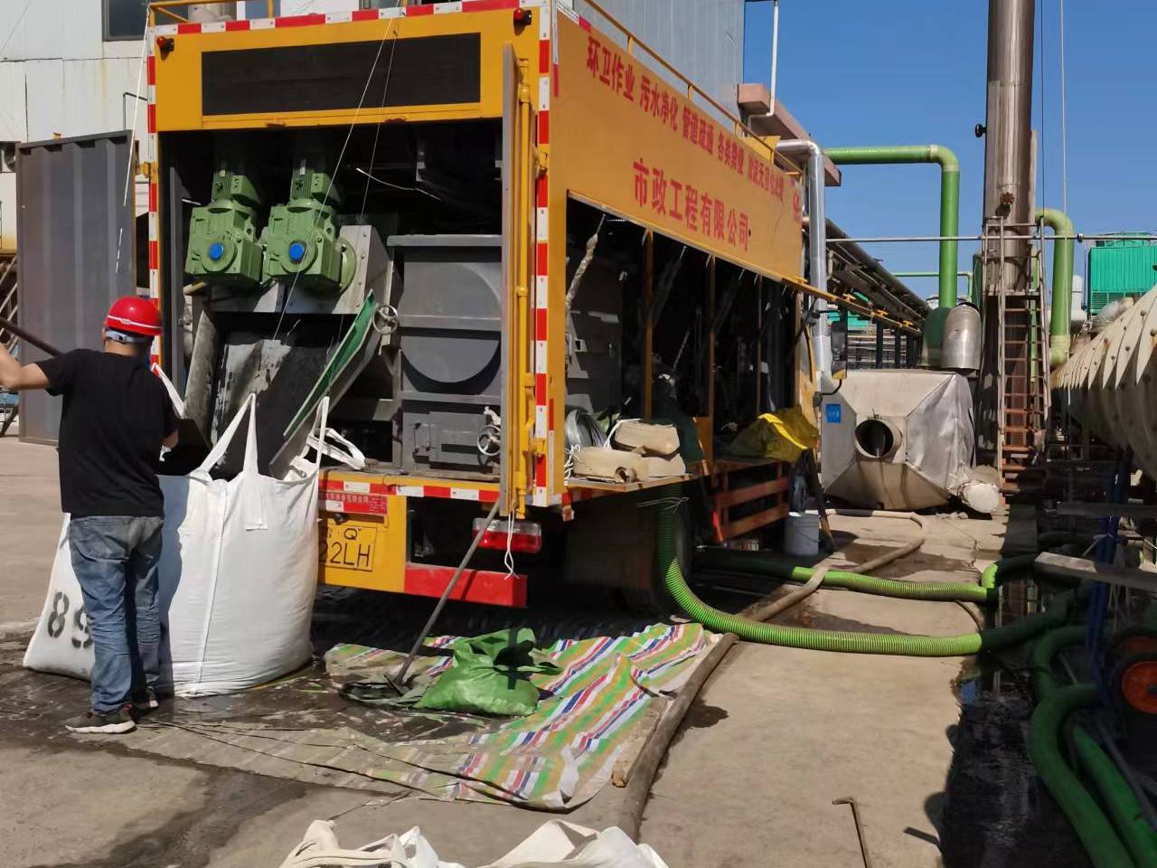 十月田镇淤泥压干处理