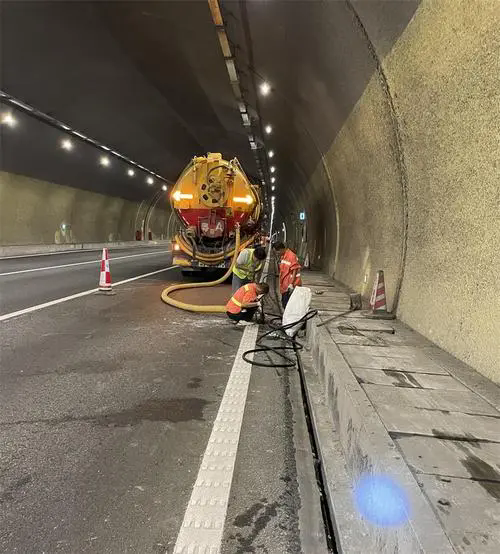 十月田镇隧道排水渠清淤